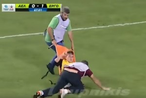 ¡Qué desastre! Camillero cae  dos veces sobre un futbolista lesionado (Video)