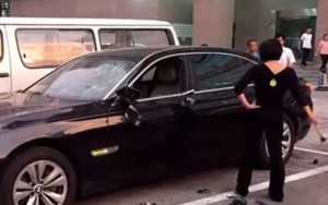¡Le salió caro! mujer destrozó el BMW de su marido al descubrir que le era infiel (VIDEO)