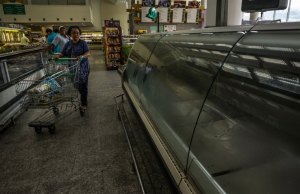 Reportaje NYT: Ni los ladrones quieren el bolívar en Venezuela
