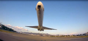 El espectacular despegue de un avión en la isla de San Martín grabado a pie de pista