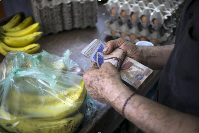 Empleados gastan el sueldo mínimo en comprar comida