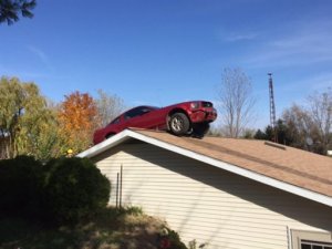 Perdió el control de su Mustang y terminó en el techo de una casa (foto)