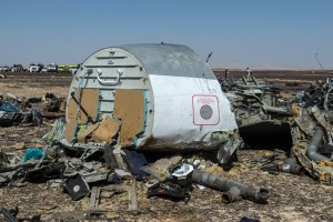Avión ruso que cayó en Egipto se despedazó en el aire