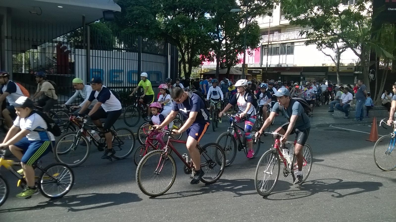 Caraqueños pedalearon por la ciudad con la Alcaldía Metropolitana