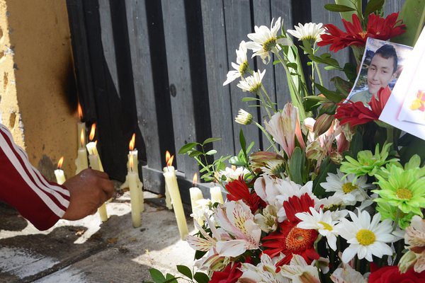 Con flores, velas, cantos y oraciones recordaron la fecha en que Kluiverth Roa cumpliría 15 años de vida.