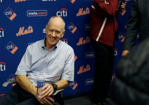Gerente general de los Mets pasó susto tras desmayarse durante una conferencia