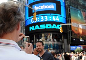 Facebook vale más de 300.000 millones de USD en la bolsa