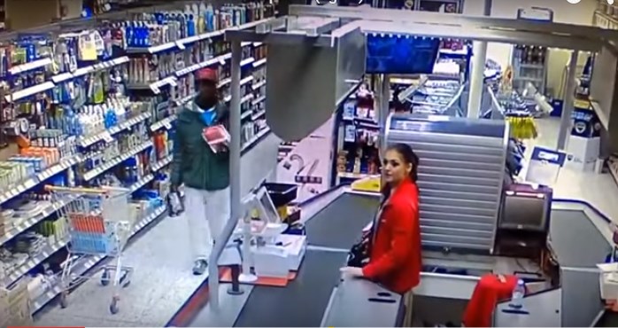 ¡La empleada del mes! Enfrentó al ladrón y evitó que escapara (VIDEO)