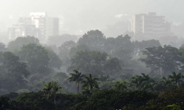 Rain falls over the Venezuelan capital Caracas on October 27, 2015.  AFP PHOTO / JUAN BARRETO