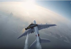 En Video: El espectacular vuelo de formación de dos hombres junto a un Airbus A380