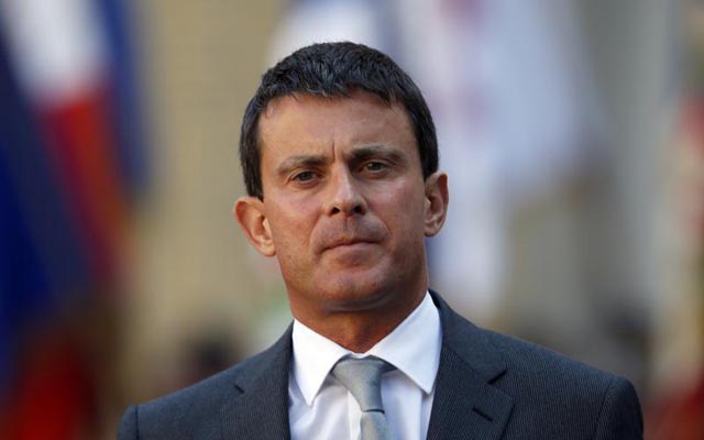 Manuel Valls a défendu lundi son bilan lors de son deuxième discours annuel aux forces de sécurité, après une semaine de polémique sur les Roms qui lui vaut un large soutien dans l'opinion et l'opposition d'une partie de la gauche. /Photo prise le 23 août 2013/REUTERS/Charles Platiau