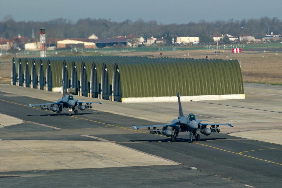 Francia bombardea masivamente la capital del Estado Islámico en Siria