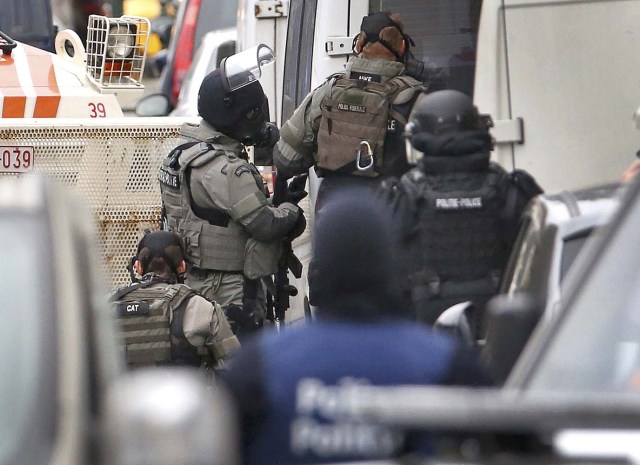 Belgian police stage a raid, in search of suspected muslim fundamentalists linked to the deadly attacks in Paris, in the Brussels suburb of Molenbeek, November 16. 2015.    REUTERS/Yves Herman