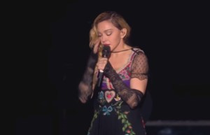 Madonna llora durante concierto por las víctimas de los atentados en París (Video)