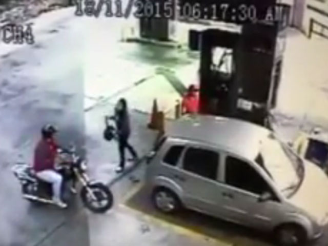 Motochoros le quitaron su carro bien temprano: Otro atraco en video y a las 6 am