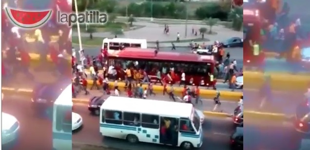 Maduro se lanzó a la calle y así lo recibió el pueblo de Barcelona (video + ¡ouch!)