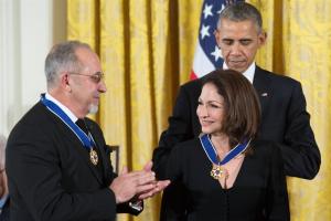 Obama entregó la Medalla de la Libertad a los Estefan (Fotos)