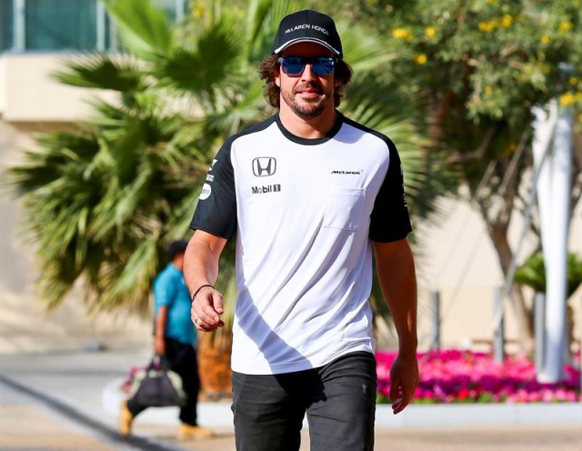 El piloto español de Fórmula Uno Fernando Alonso de McLaren camina por la calle de garajes del circuioto de Yas Marina en Dubai (Emiratos Árabes Unidos). EFE/Srdjan Suki