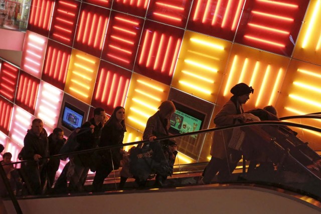 Personas suben en una escalera mecánica en la tienda Toys "R" Us en Times Squares, Nueva York. No había grandes multitudes en tiendas y centros comerciales de Estados Unidos en las primeras horas del viernes, de acuerdo a verificaciones iniciales, debido a que los compradores respondieron a descuentos anticipados de "Black Friday" con una mezcla de entusiasmo y cautela. REUTERS/Andrew Kelly