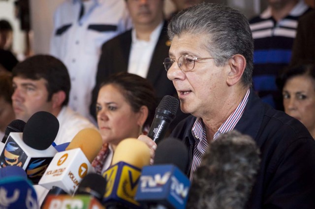 CAR18. CARACAS (VENEZUELA) 26/11/2015.- El miembro del comité ejecutivo de la alianza opositora Mesa de la Unidad Democrática (MUD) Henry Ramos Allup ofrece declaraciones a periodistas hoy, jueves 26 de noviembre de 2015, en la ciudad de Caracas (Venezuela). La oposición venezolana dijo hoy, tras confirmarse la visita a Caracas del expresidente del Gobierno español José Luis Rodríguez Zapatero y el expresidente de Panamá Martín Torrijos para "acompañar" las elecciones legislativas, que transmitan al extranjero de manera objetiva la realidad venezolana. EFE/MIGUEL GUTIÉRREZ