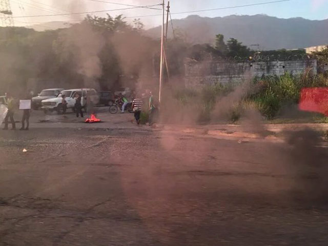 Manifestantes cierran avenida Intercomunal Guarenas – Guatire (Fotos)