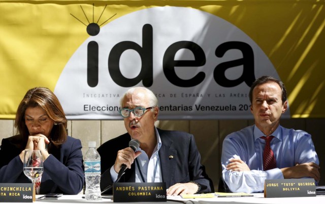 Colombia's former president Andres Pastrana (C) speaks next to Bolivia's former president Jorge Quiroga (R) and Costa Rica's former President Laura Chinchilla during a news conference in Caracas December 4, 2015. A group of former presidents, who are members of the Democratic Initiative of Spain and the Americas (IDEA), was invited by the Venezuelan coalition of opposition parties (MUD) as an accompaniment mission for the upcoming parliamentary elections. REUTERS/Carlos Garcia Rawlins