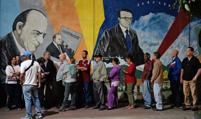 People wait to cast their vote in a polling station in Caracas, on December 6, 2015 during the Venezuela's legislative elections. For the first time in 16 years of "Bolivarian revolution" under late president Hugo Chavez and his successor Nicolas Maduro, polls show their rivals could now win a majority in the National Assembly.  AFP PHOTO/ FEDERICO PARRA / AFP / FEDERICO PARRA