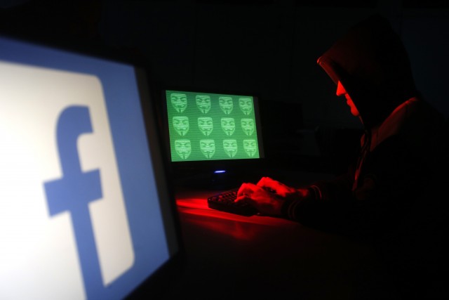 Foto ilustrativa de un hombre utilizando un computador, junto al logo de Facebook, en Zenica, 7 de diciembre de 2014. REUTERS/Dado Ruvic/Files