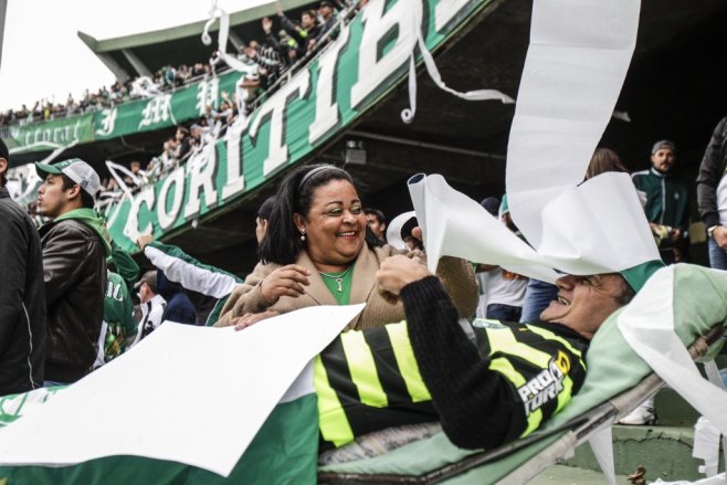 La historia del hincha que va al estadio en camilla