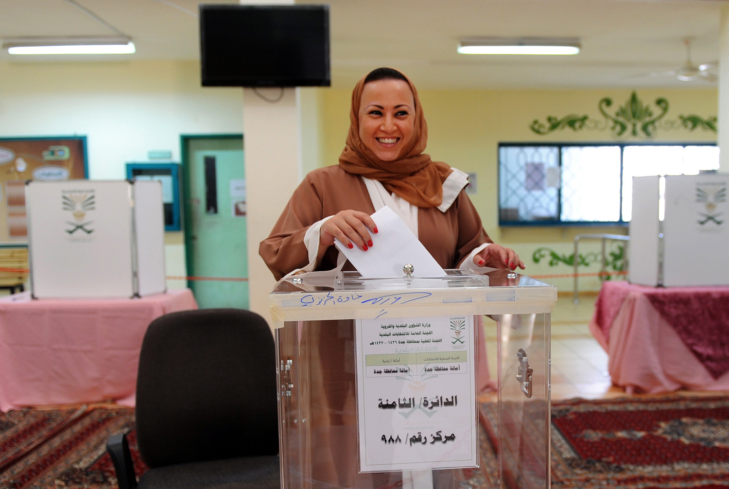 Mujeres saudíes participan por primera vez como electoras