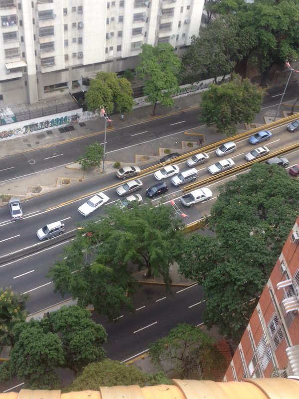 Cerrada la Av. Libertador a la altura de Cantv (Fotos)