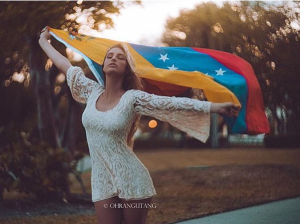 Esta venezolana se fue a los “15” de la hija de Chayanne a bailar tambor como la propia “barloventeña”