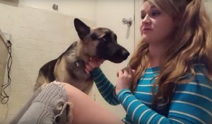 ¡La locura! Esta chica explica en YouTube 10 razones por el cual tiene sexo con su perro