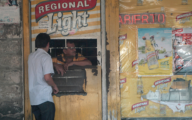 MARACAIBO VENEZUELA: 26/12/2013 RECORRDIDO POR LA LICORERIAS PARA SABER SI HAY CERVEZA Y CUANTO ES EL PRECIO QUE LA VENDEN  EN LA FOTOGRAFIA LICORERIA DE LA AVENIDA GUAJIRA