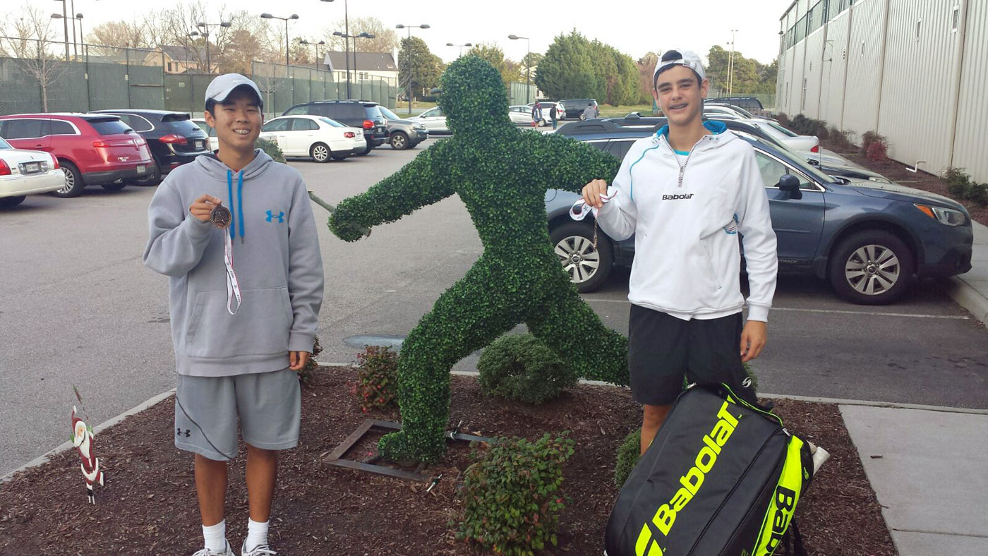 El juvenil Brandon Pérez con trofeo en Dobles en Virginia