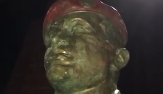 EN VIDEO: Así es como “llora” el busto del “Comandante supremo”