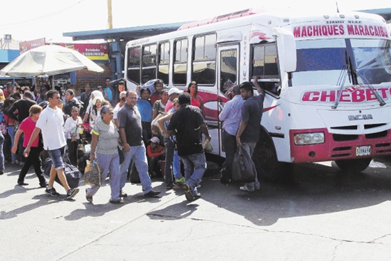 Pagan pasajes en el terminal de Maracaibo con comida