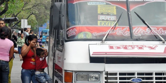 Por pagar pasaje estudiantil, lo lanzaron del autobús en Zulia (Fotos)