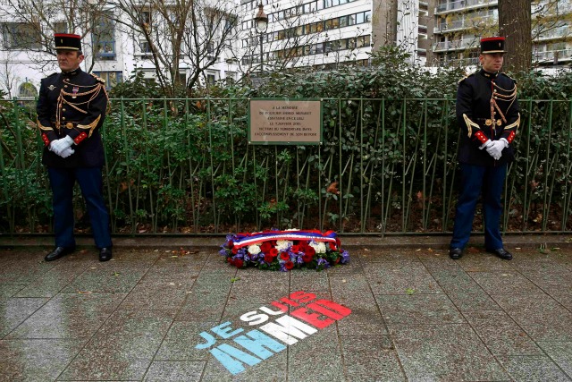 Una placa conmemorativa es visto durante una ceremonia en el sitio donde el policía Ahmed Merabet fue asesinado durante el ataque enero del año pasado en París, Francia, 5 de enero de 2016. Francia esta semana conmemora a las víctimas de los ataques de militantes islamistas del año pasado sobre el semanario satírico Charlie Hebdo y un supermercado judío con elogios, placas conmemorativas y otra religión sátira de dibujos animados. REUTERS / Benoit Tessier TPX IMÁGENES DEL DÍA