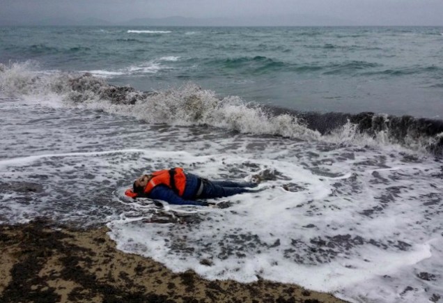 Una foto muestra el cuerpo de un hombre migrante varado en tierra en el distrito de Dikili de Izmir, el 5 de enero de 2016. Los cuerpos de siete migrantes fueron encontrados el 05 de enero 2016 en el complejo de Dikili justo al sur, agregó.