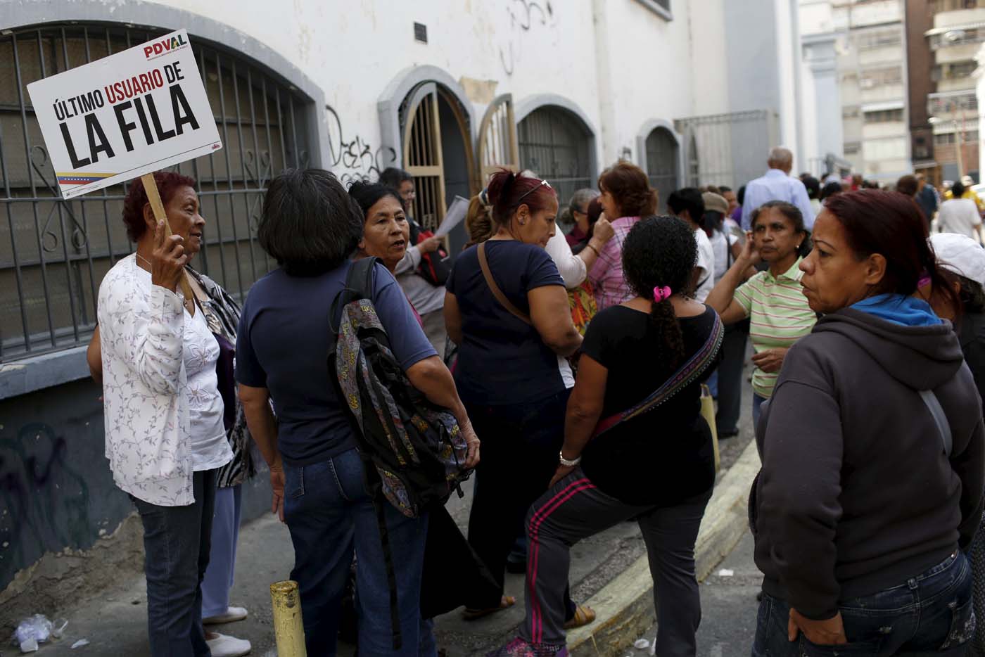 Así estuvieron las colas de adultos mayores para comprar pollo en Pdval (Fotos)