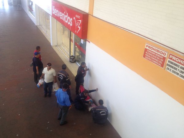 ¡Denigrante! Se desmayó mientras hacía una cola en el Abasto Bicentenario