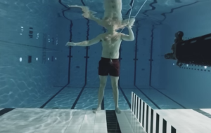Cine vs realidad: Él decidió dispararse a sí mismo bajo el agua (Video)