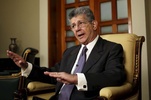 El presidente de la Asamblea Nacional, Herny Ramos Allup, en una entrevista con Reuters en Caracas, ene 26, 2016. El presidente de Venezuela, Nicolás Maduro, difícilmente termine su mandato de seis años ante la aguda crisis económica del país petrolero, dijo el martes el jefe del parlamento, quien agregó que su salida podría darse incluso este año.  REUTERS/Marco Bello