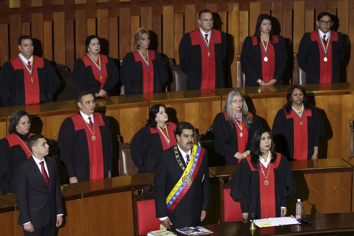 Maduro oficializa golpe: Auto aprobará presupuesto de la nación anulando la Asamblea Nacional