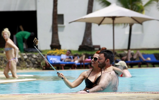 Turistas se toman una "selfie" dentro de una piscina en el hotel Voyager, en la ciudad costera de Mombasa, en Kenya. 18 de enero de 2016. El turismo mundial batió un nuevo récord en 2015 y se prepara para otro año de fuerte crecimiento, pese a la amenaza mundial de atentados que sobrevuela muchos países y que ya ha golpeado a destinos clásicos como Egipto, Túnez y Turquía. REUTERS/Joseph Okanga