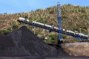 Producción de carbón de Colombia cae por cierre de frontera y restricción de tren