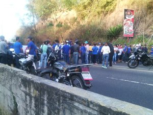 Protesta de trabajadores tranca la Panamericana (Fotos)
