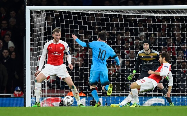 Football Soccer - Arsenal v FC Barcelona - UEFA Champions League Round of 16 First Leg - Emirates Stadium, London, England - 23/2/16 Barcelona's Lionel Messi is fouled by Arsenal's Mathieu Flamini resulting in a penalty to Barcelona Reuters / Dylan Martinez Livepic EDITORIAL USE ONLY.