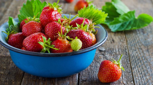 Fresas: Son excelentes aliadas para combatir el estrés, pues contienen grandes cantidades de Vitamina C, la cual combate los radicales libres que se generan cuando nos encontramos bajo tensión y que además pueden favorecer a la aparición de dolencias cardiovasculares y otras enfermedades degenerativas asociadas al envejecimiento, como por ejemplo la enfermedad de Alzheimer. 